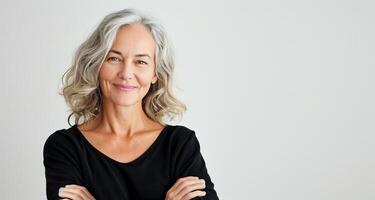 files/51021616-taille-en-haut-magnifique-souriant-milieu-vieilli-femme-avec-gris-cheveux-en-portant-franchi-mains-sur-sein-a-la-recherche-a-camera-dans-noir-robe-sur-blanc-contexte-photo.jpg